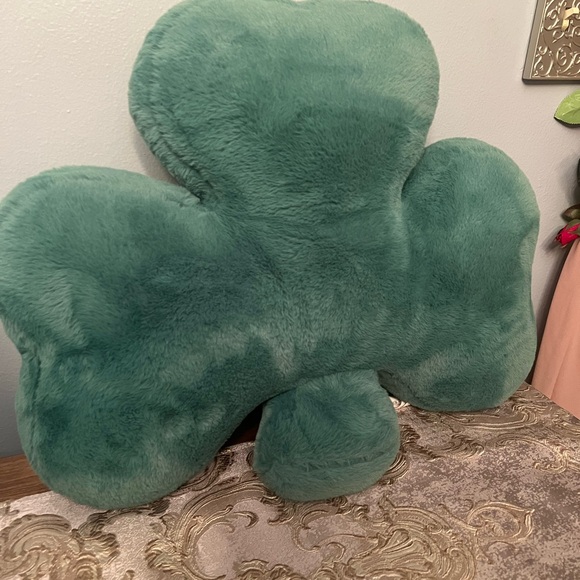 Isaac Mizrahi Green Clover Pillow - Picture 3 of 5